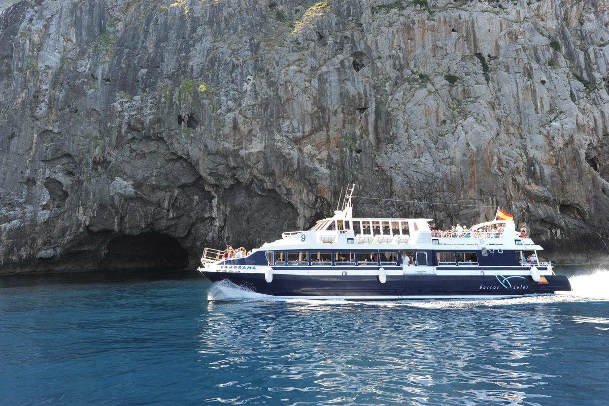 Barcos Azules te lleva hasta Sa Calobra donde te esperan aguas cristalinas, una playa de cantos rodados y el espectacular Torrent de Pareis.