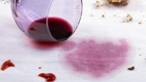 Cómo eliminar las manchas de vino del mantel