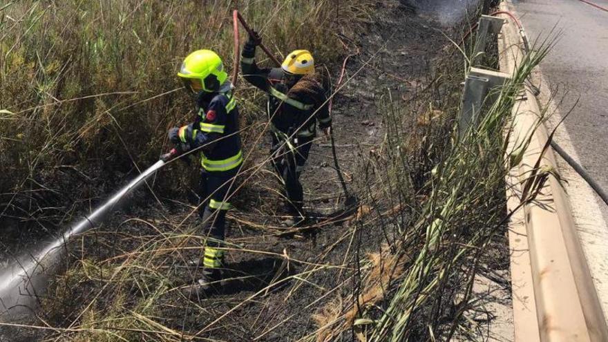 Los bomberos del SPEIS extinguen un incendio de cañar