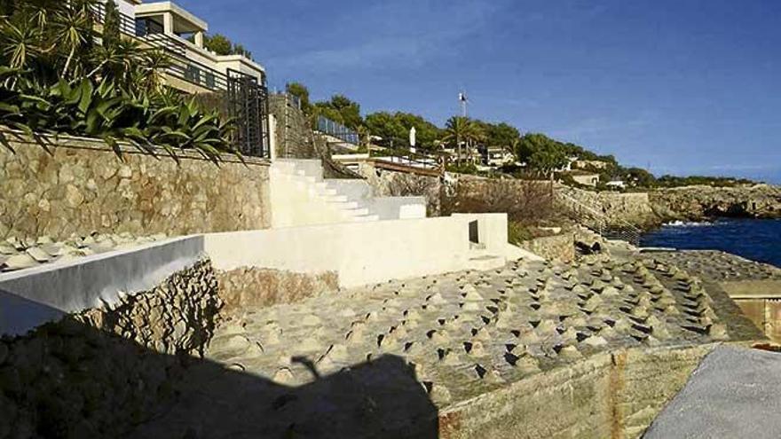 Vecinos de Bendinat han denunciado una obra ilegal en la costa con la colocación de piedras puntiagudas adheridas con cemento.