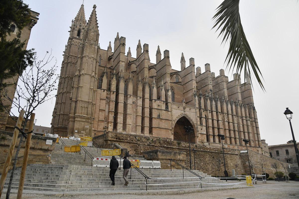 Große Risse und abgerutschte Seitenteile: So kaputt ist die Treppe vor Palmas Kathedrale