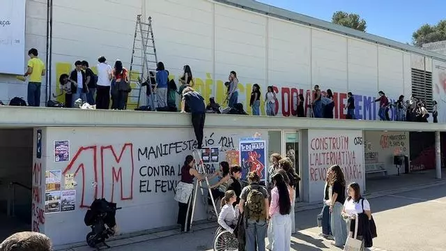 Estudiantes de la UAB vuelven a pintar el mural gigante borrado en la plaza Cívica: "Es el símbolo de nuestras luchas"