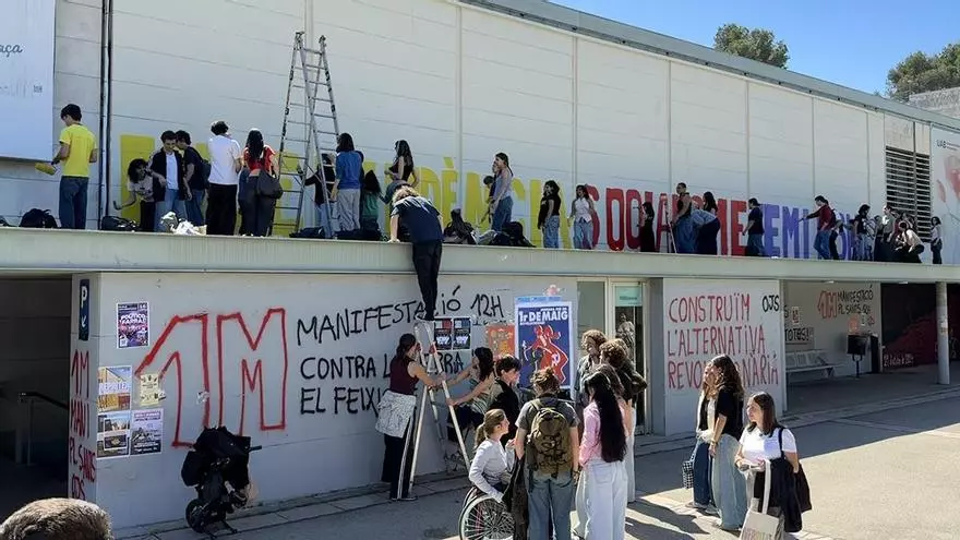 Estudiantes de la UAB vuelven a pintar el mural gigante borrado en la plaza Cívica: "Es el símbolo de nuestras luchas"