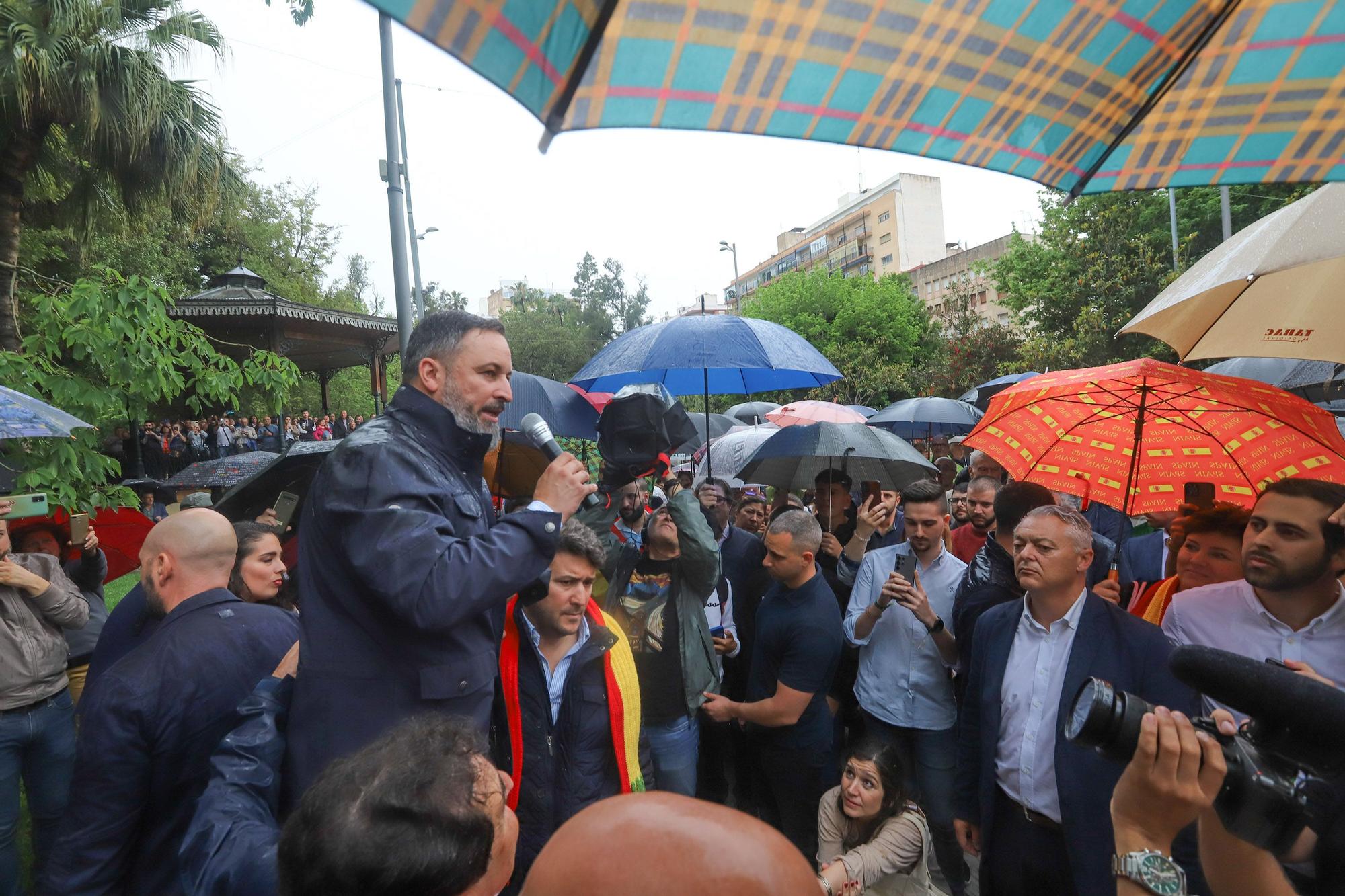 Baño de masas de Abascal en mitad de la lluvia en Orihuela