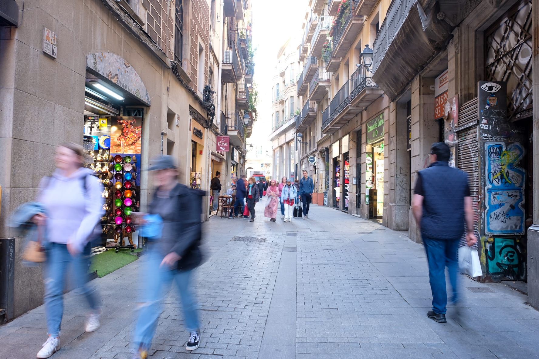 Tiendas de souvenirs en la calle Comtal de Ciutat Vella