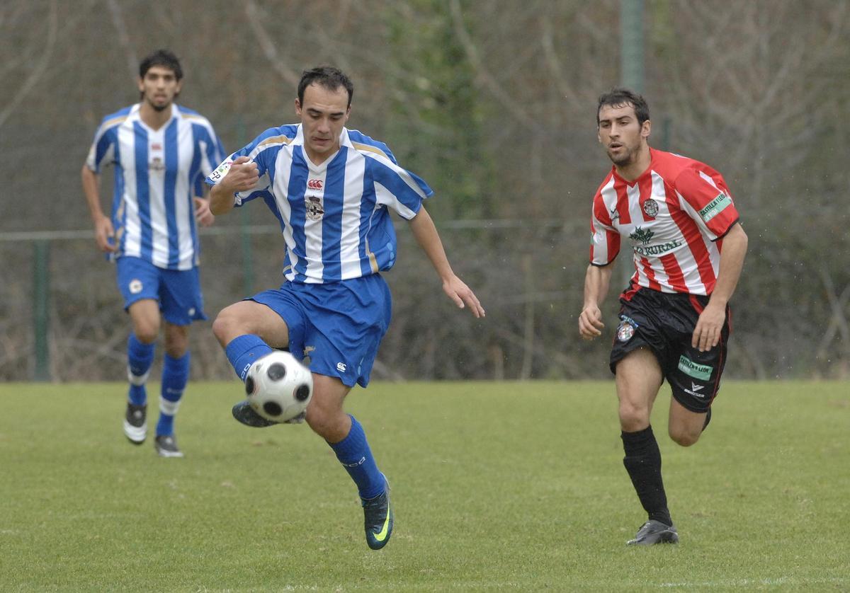 Iván Pérez, durante un partido con el Fabril; al fondo, Lassad
