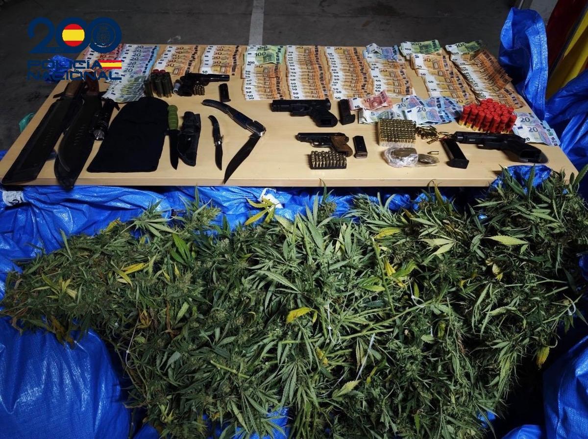 Armas, marihuana y dinero incautados en la operación Blessed, que ha desmantelado varios clanes familiares de las Tres Mil Viviendas.