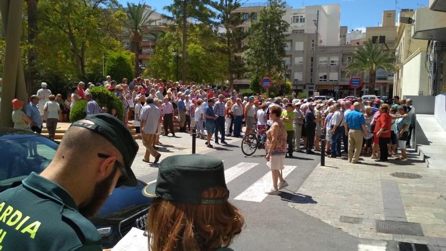 Pensionistas salen a la calle para exigir que reabran las cafeterías de los centros de mayores de Torrevieja