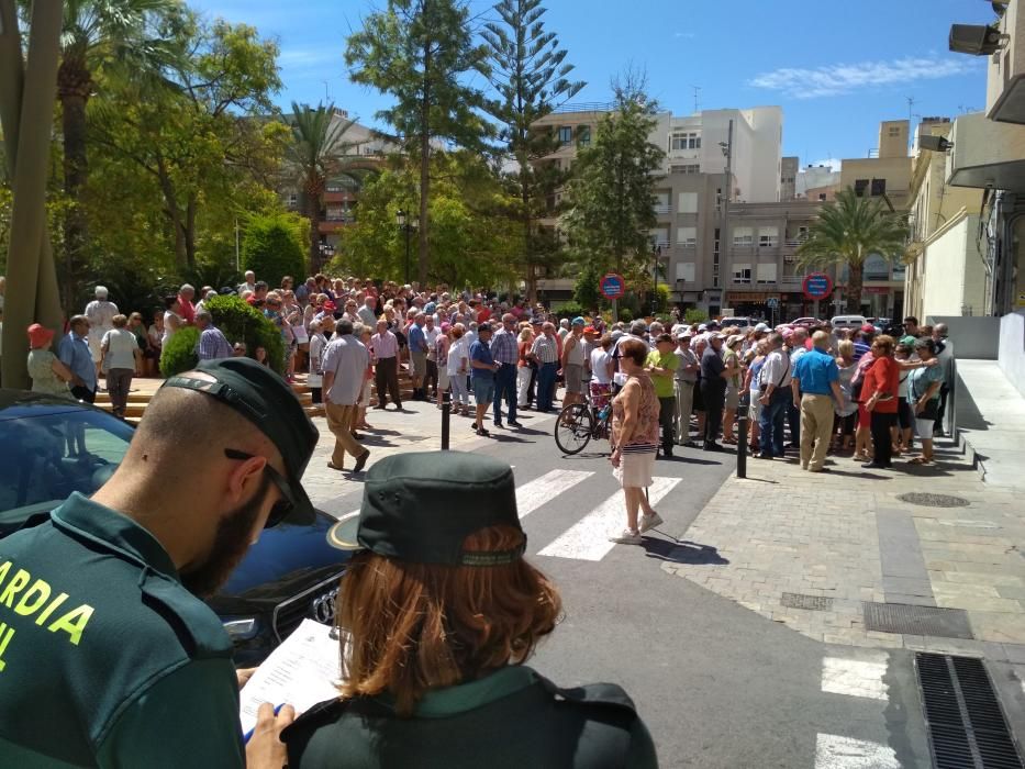 Unos 400 pensionistas piden la reapertura de las cafeterías de los centros de mayores en Torrevieja