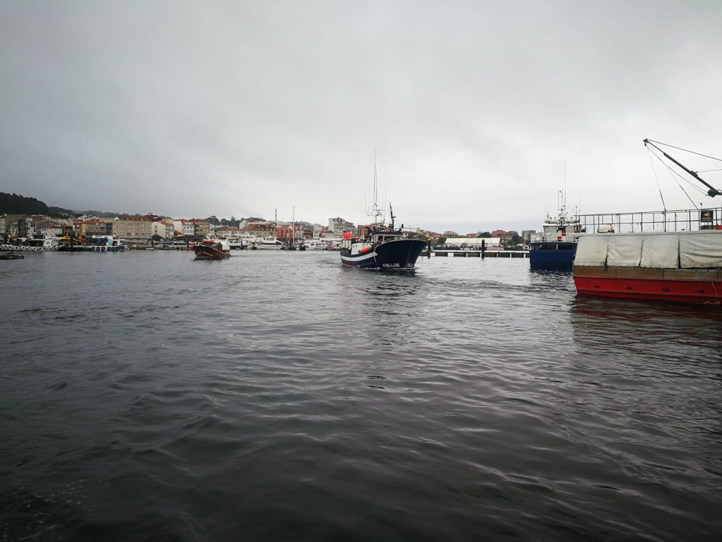 Los barcos de O Grove en el momento de su partida hacia los caladeros del centollo, esta mañana.