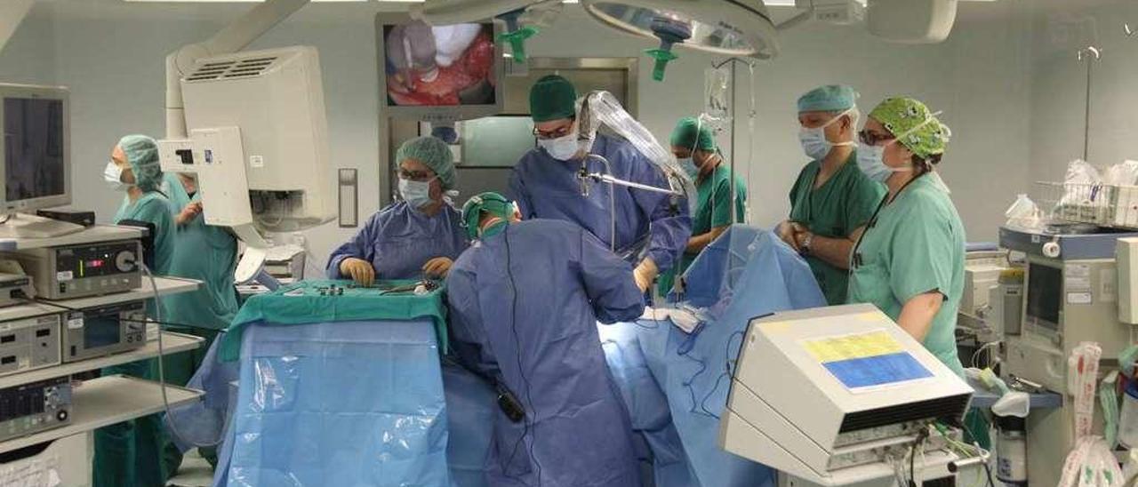 Un equipo médico opera a un paciente en el hospital de Ourense. // Jesús Regal