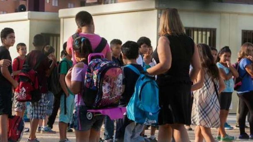 Los alumnos del colegio Manjón Cervantes de Alicante reanudan las clases por quinto año consecutivo en aulas prefabricadas.