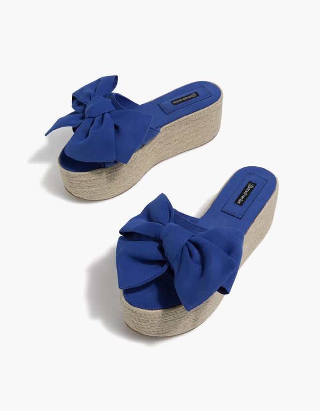 Sandalias de yute en color azul de Stradivarius. Precio: 29.99 euros