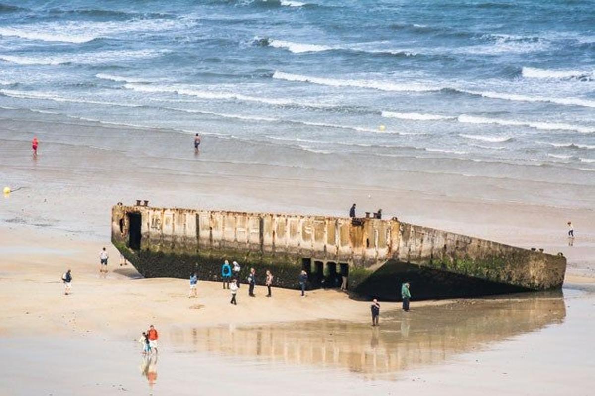 Restos del puerto artificial de Arromanches