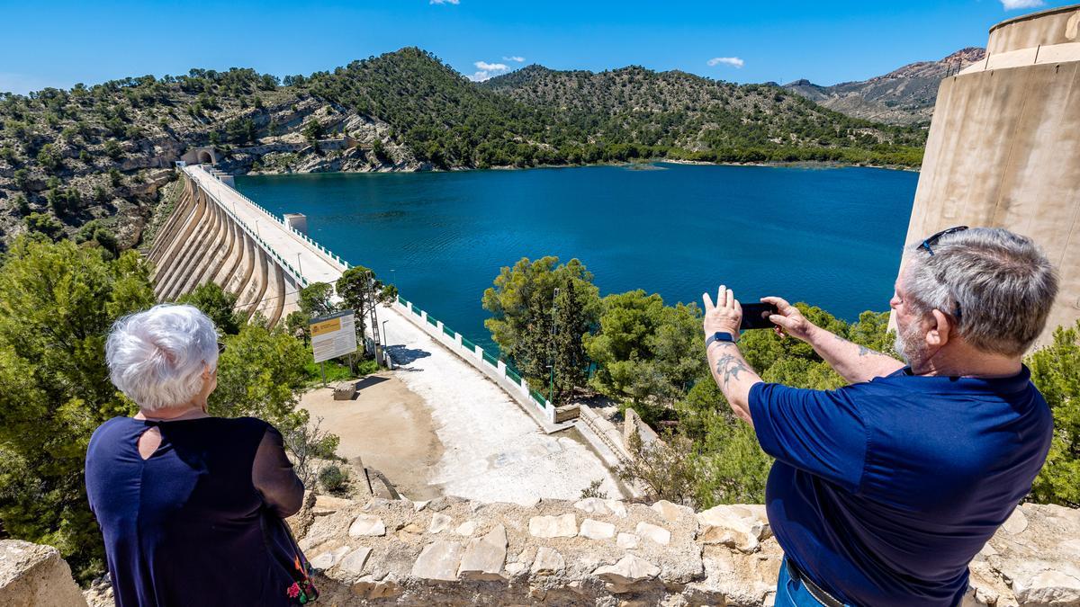 El embalse del Amadorio, del que bebe buena parte de la comarca, lleno hasta los topes tras las lluvias de la primavera.