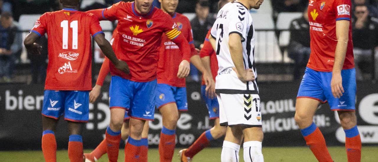 El cuadro albinegro no pasó del empate contra el Teruel en Castalia.