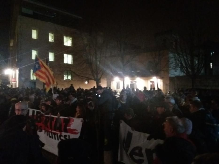 Concentració contra les detencions d'activistes pels talls de les vies de l'AVE en l'anviersari de l'1-O