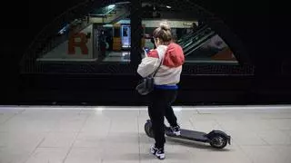 Sitges también prohibirá los patinetes eléctricos en autobuses urbanos