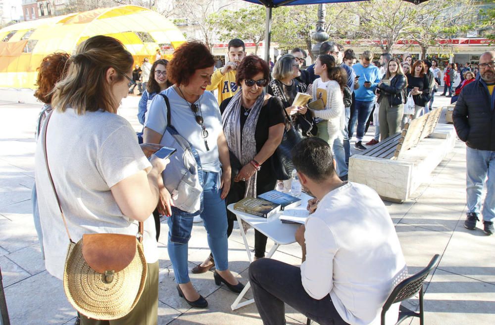 Un año más la Plaza de la Merced acoge una treintena de casetas repletas de lecturas para todos los gustos con motivo de la celebración de una nueva edición de la Feria del Libro que se prolongará hasta el 5 de mayo.