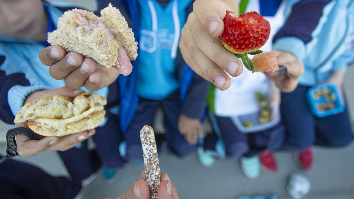 Alumnos del colegio Santa Teresa muestran su almuerzo saludable este jueves