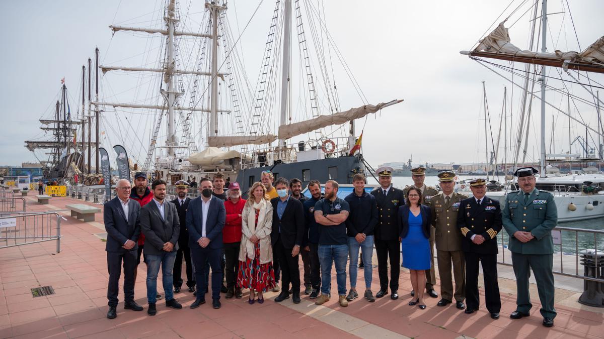 Autoridades y capitanes de los diferentes barcos.