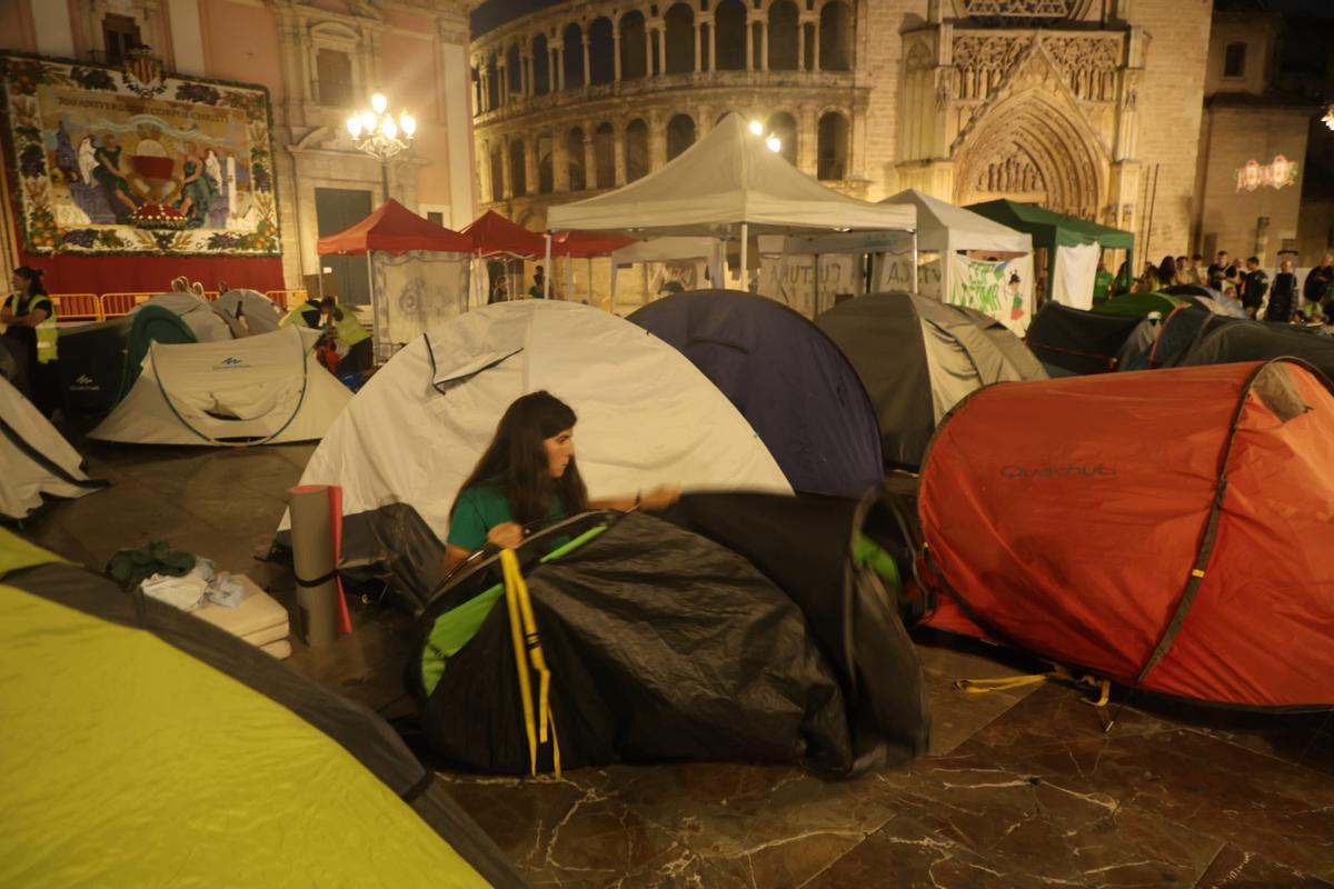 Se levanta la acampada de los docentes en plaza de la Virgen tras nueve días y la suspensión de la huelga
