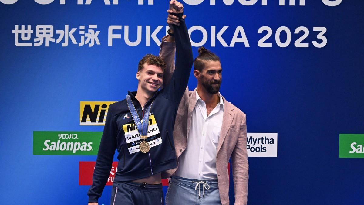 Leon Marchand celebra con Michael Phelps su récord en 400m estilos