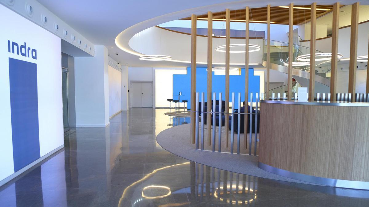 Recepción de la sede central de Indra, la empresa condenada