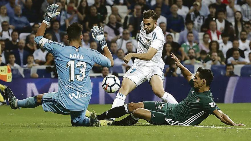 Adán rechaza el disparo de Borja Mayoral en el minuto 74 del Madrid-Betis.