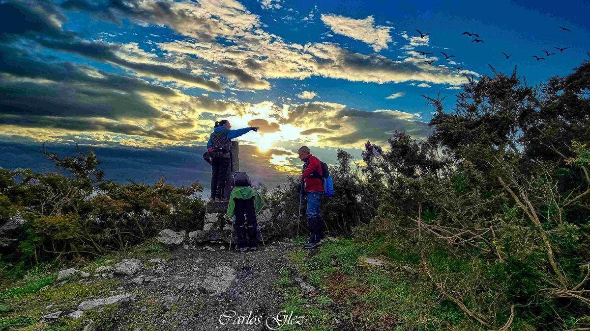 Senderistas en el pico Monxagre.