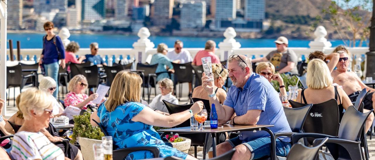 Un turista británico pide una cerveza en una terraza de Benidorm, donde los ingleses están como en casa