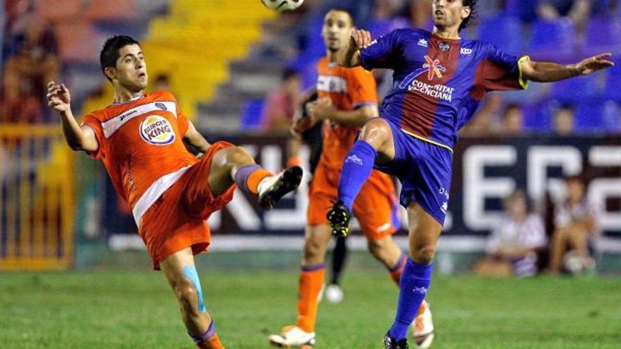 Héctor Rodas disputa un balón con un rival.