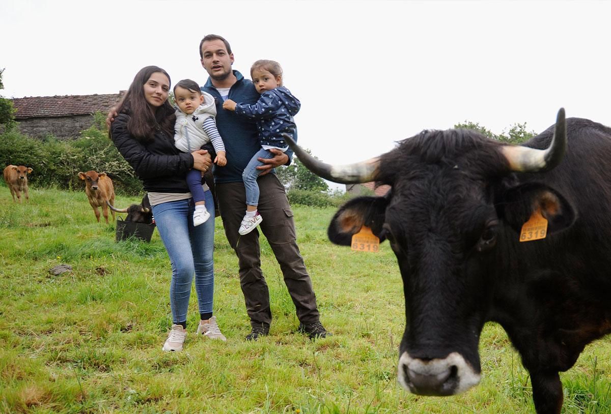 Ángel Pequeño, Diana Fortes, sus hijas y sus vacas, en Limeres.