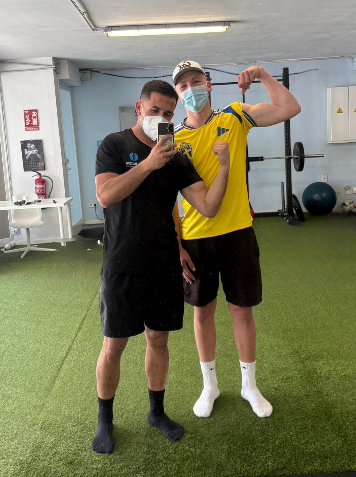 Lluís Salom (izq) junto a Emil Atting (dcha), a quien le diagnosticaron un  cáncer a los 15 años.