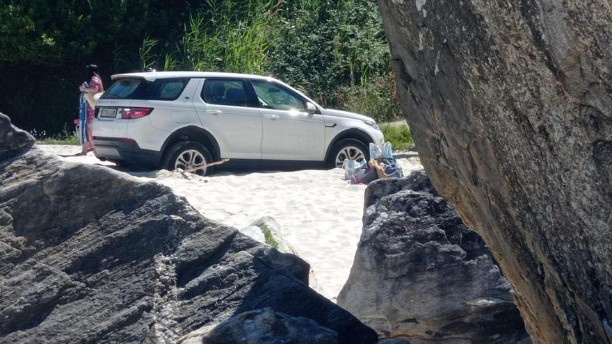 Bajan su coche hasta la playa en Lapamán y se quedan atrapados en la arena