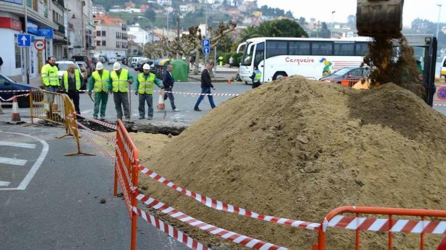 Zanja abierta en la que se ubicará el nuevo colector de pluviales de Bueu. // Gonzalo Núñez