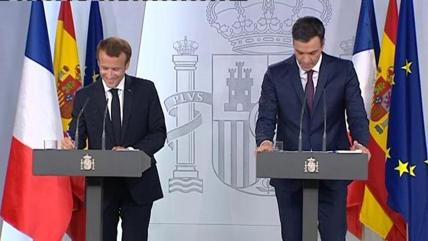 Buena sintonía entre Macron y Sánchez con el anuncio de la entrega a España de material de ETA