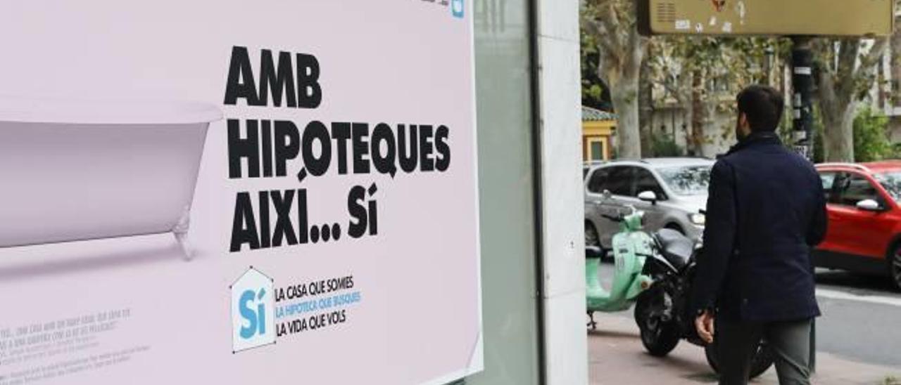 Publicidad de un préstamo hipotecario en un banco en el centro de València.