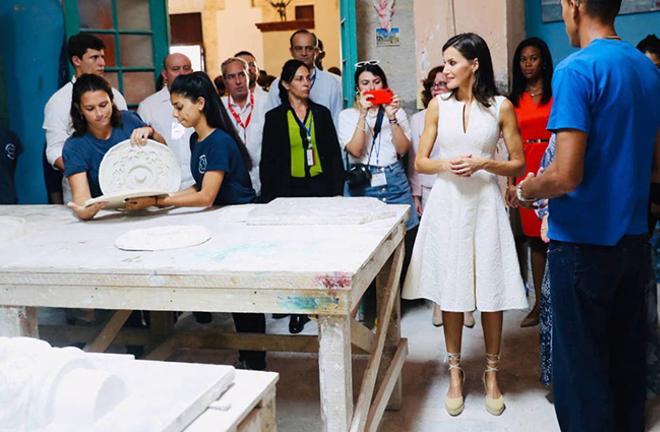 La reina Letizia con vestido blanco y alpargatas