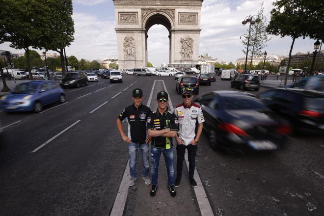 Los pilotos de MotoGP se relajan antes de la batalla de Francia