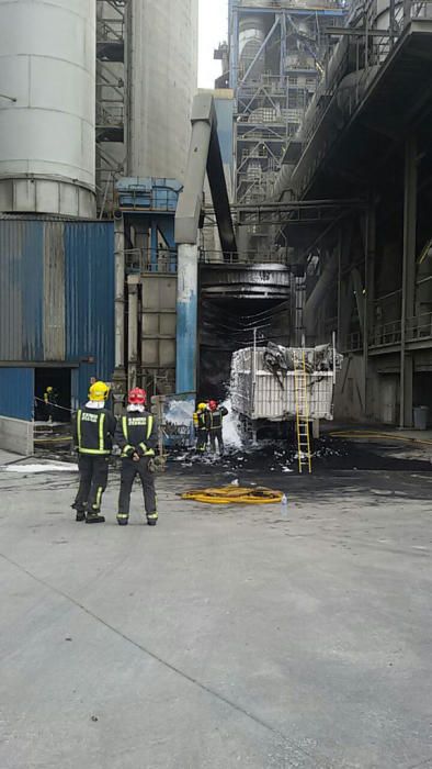 Los bomberos de Málaga acuden a sofocar las llamas de un contenedor de caucho y neumáticos que salió ardiendo