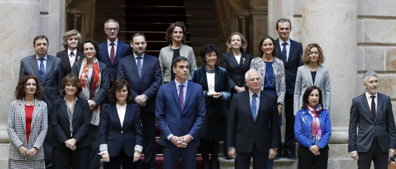 Pedro Sánchez junto a los miembros de su gabinete, antes de la reunión del Consejo de Ministros en Barcelona en diciembre.