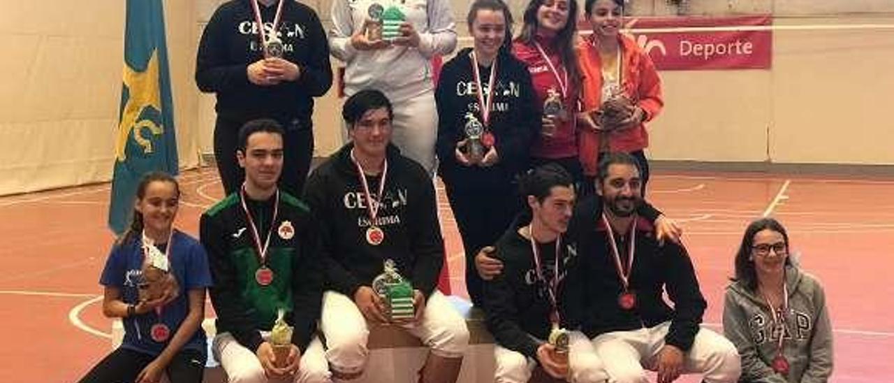 Todos los medallistas del trofeo posan juntos.