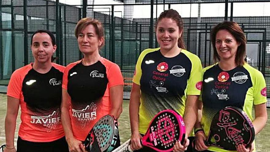 Jugadoras del Pádel Duero, de naranja y negro, antes de un partido .