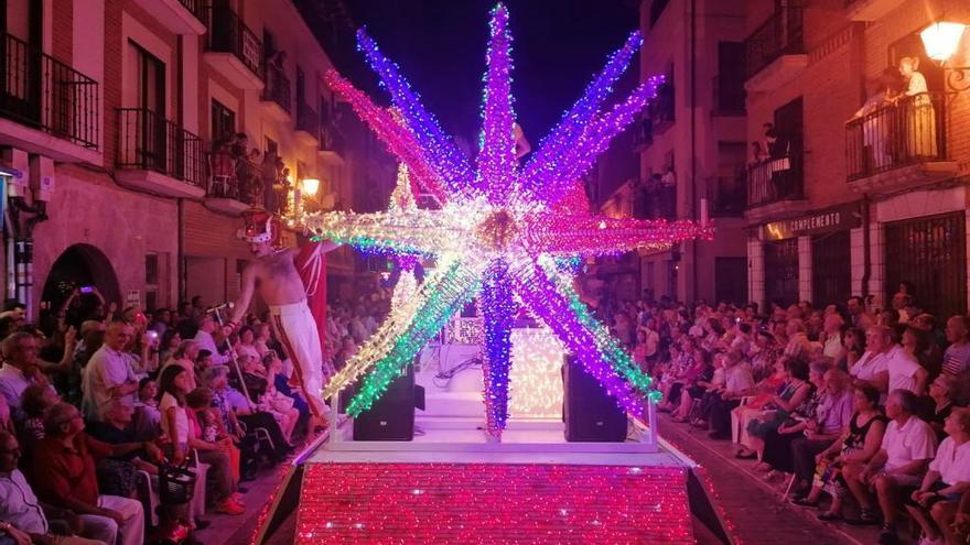 Una de las carrozas más espectaculares, seguida por cientos de toresanos.