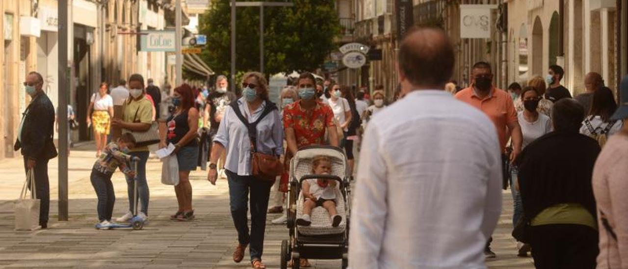 Ciudadanos paseando por una céntrica calle comercial de Vilagarcía. |   // NOÉ PARGA