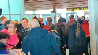 Nuevo lío con el Sevilla en un aeropuerto: despegan en León mientras otros pasajeros se quedan en tierra