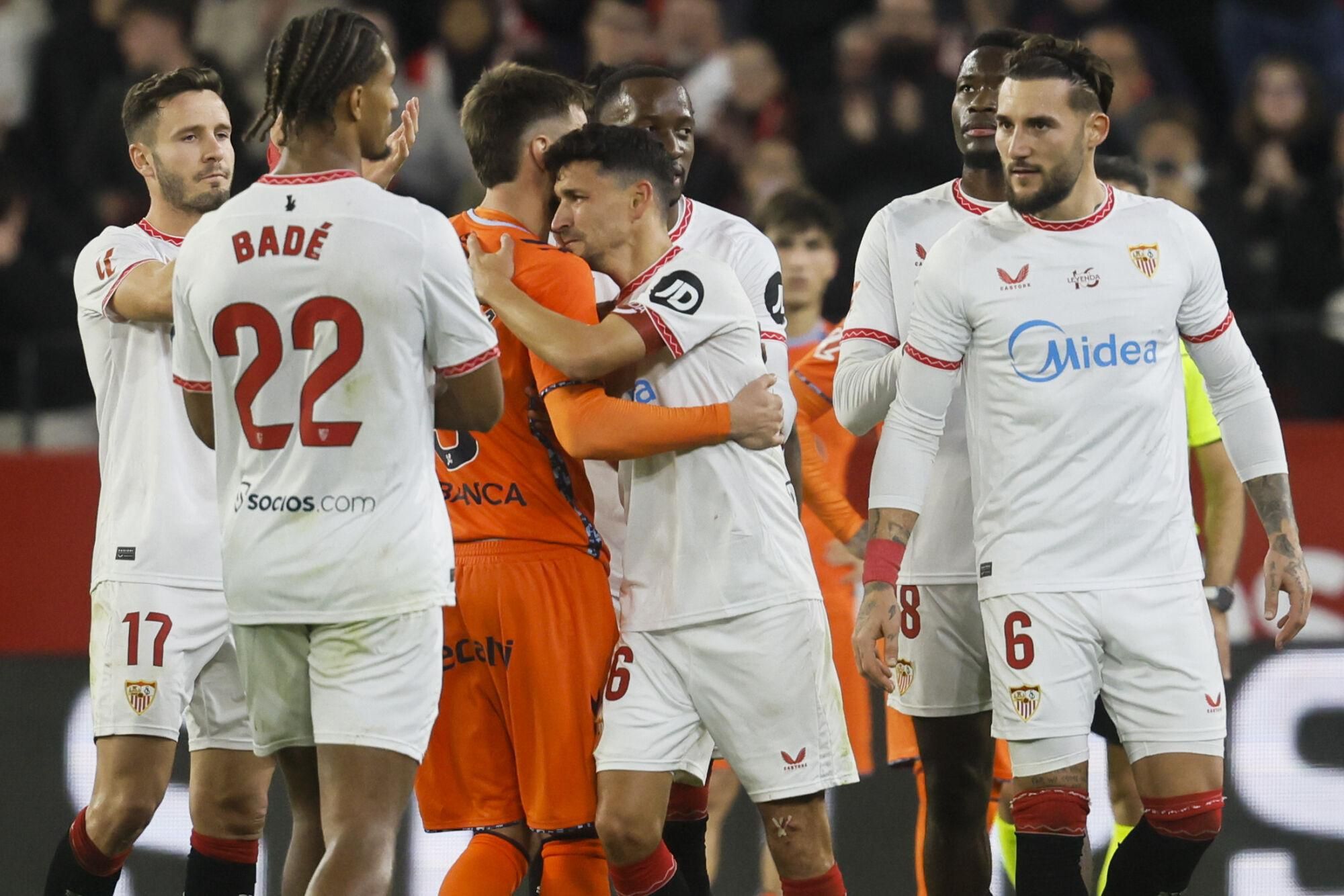 Sevilla, 14/12/2024.- Jesús Navas se despide de sus compañeros al abandonar el terreno de juego tras el cambio durante el encuentro correspondiente a la jornada 17 de Laliga EA Sports que disputan hoy sábado Sevilla y Celta en el estadio Sánchez-Pizjuán de Sevilla. EFE/José Manuel Vidal.