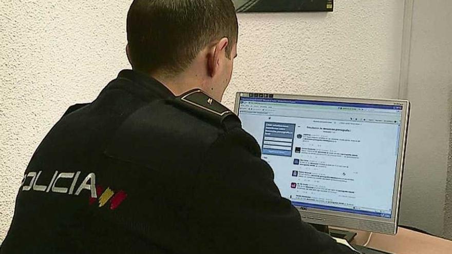 Agente de policía, en su trabajo de análisis de redes pedófilas en internet. efe