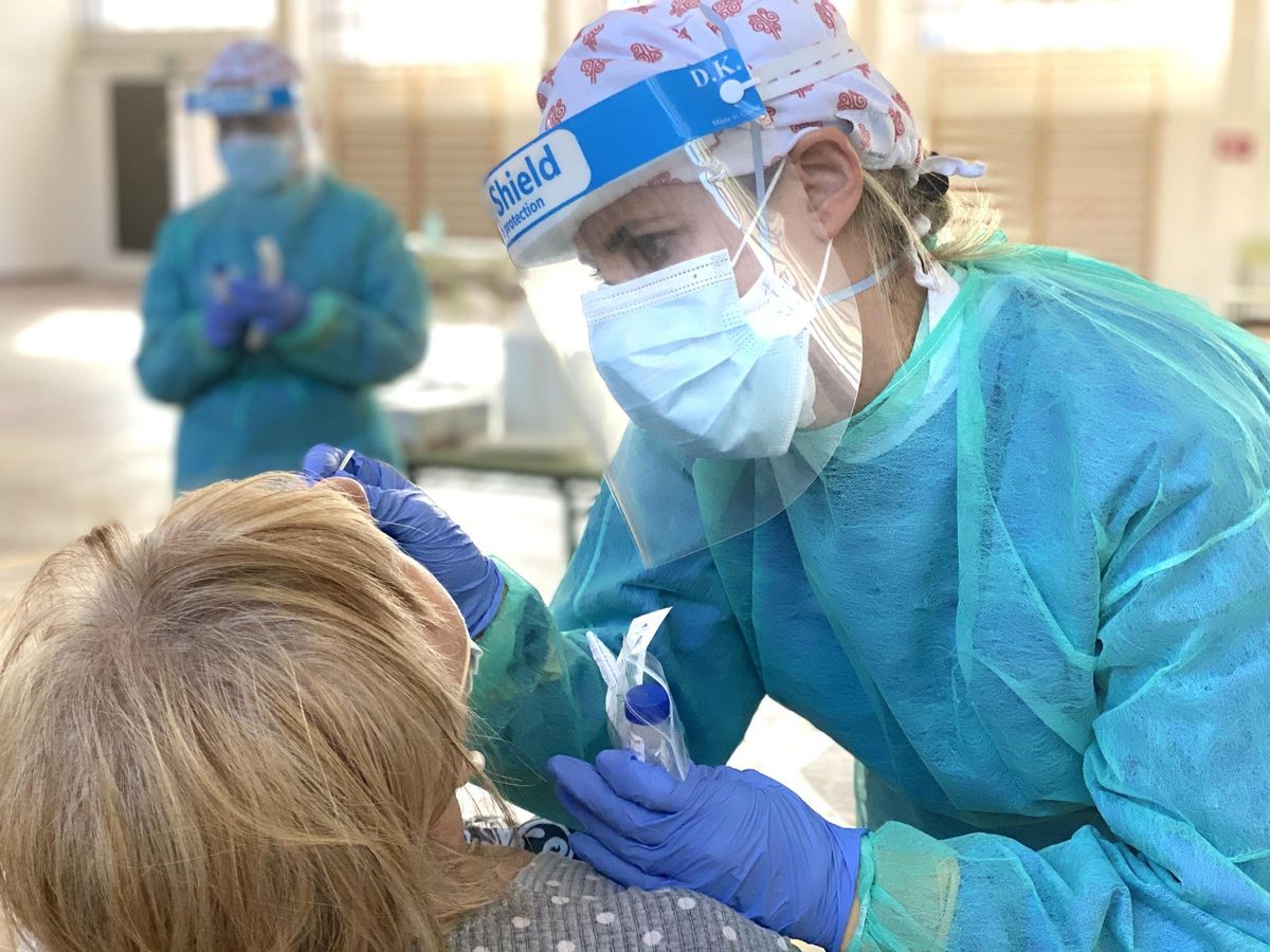 Una sanitaria realiza una prueba PCR.